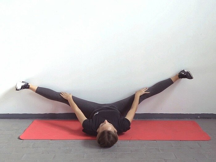 Beinübungen an der Wand