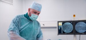 Minimalinvasive Chirurgie: Ein Tag mit den Experten der Charlampiew-Klinik