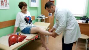 6 Warnsignale: So erkennen Sie Leberprobleme an den Beinen